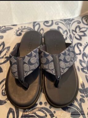 COACH 🏖️NWOT Navy Denim Sandals Sz 8 Leather Signature Chambray. No Callouts